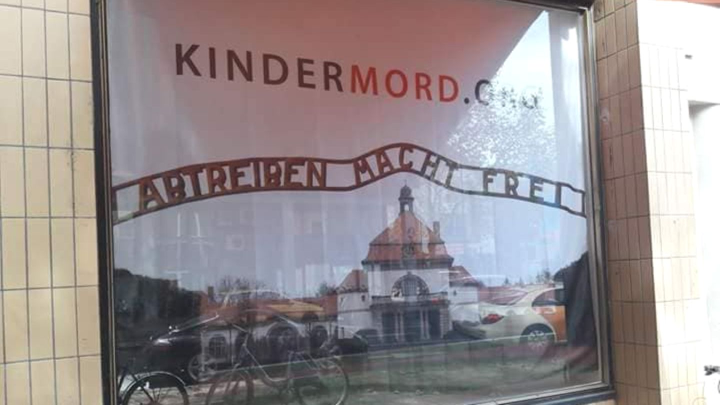 "Abtreiben macht frei" – mit diesem geschmacklosen Plakat werben Abtreibungsgegner in der Kölner Innenstadt