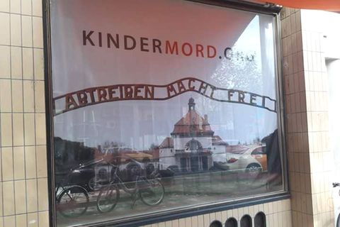 "Abtreiben macht frei" – mit diesem geschmacklosen Plakat werben Abtreibungsgegner in der Kölner Innenstadt