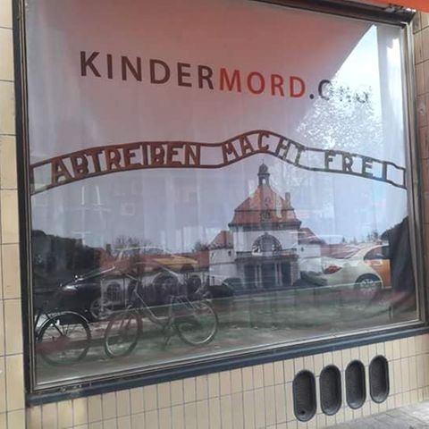 "Abtreiben macht frei" – mit diesem geschmacklosen Plakat werben Abtreibungsgegner in der Kölner Innenstadt