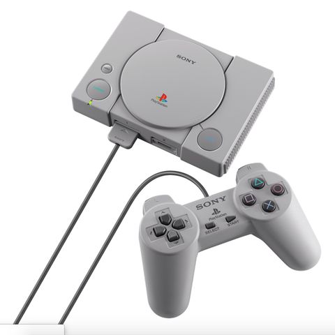 Graue Playstation-Spielekonsole mit Kontrollern
