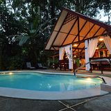 Namuwoki Lodge  Ganz im Süden der Karibikküste kurz vor der Grenze zu Panama stehen in Puerto Viejo 13 großzügige Bungalows in einer sehr gepflegten Anlage unter hohen Bäumen. Zimmer mit Doppelbetten, Deckenventilatoren und Moskitonetzen. Außerdem Pool, Restaurant und offene Wifi-Lodge mit kostenlosem Kaffee. Sehr freundlichen Personal und zehn Minuten Fußweg bis zum Strand,.  Infos: http://namuwoki.com