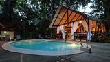 Namuwoki Lodge  Ganz im Süden der Karibikküste kurz vor der Grenze zu Panama stehen in Puerto Viejo 13 großzügige Bungalows in einer sehr gepflegten Anlage unter hohen Bäumen. Zimmer mit Doppelbetten, Deckenventilatoren und Moskitonetzen. Außerdem Pool, Restaurant und offene Wifi-Lodge mit kostenlosem Kaffee. Sehr freundlichen Personal und zehn Minuten Fußweg bis zum Strand,.  Infos: http://namuwoki.com