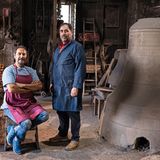 Die Brüder Pasquale (l.) und Armando Marinelli in ihrer Werkstatt