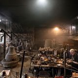 In der düsteren Halle der "Pontificia Fonderia Marinelli" wird in vielen Schritten aus einem Gedanken eine Glocke. Das Verfahren ist so alt wie die Gießerei. So werden mit der Technik auch die Wurzeln bewahrt.