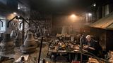 In der düsteren Halle der "Pontificia Fonderia Marinelli" wird in vielen Schritten aus einem Gedanken eine Glocke. Das Verfahren ist so alt wie die Gießerei. So werden mit der Technik auch die Wurzeln bewahrt.