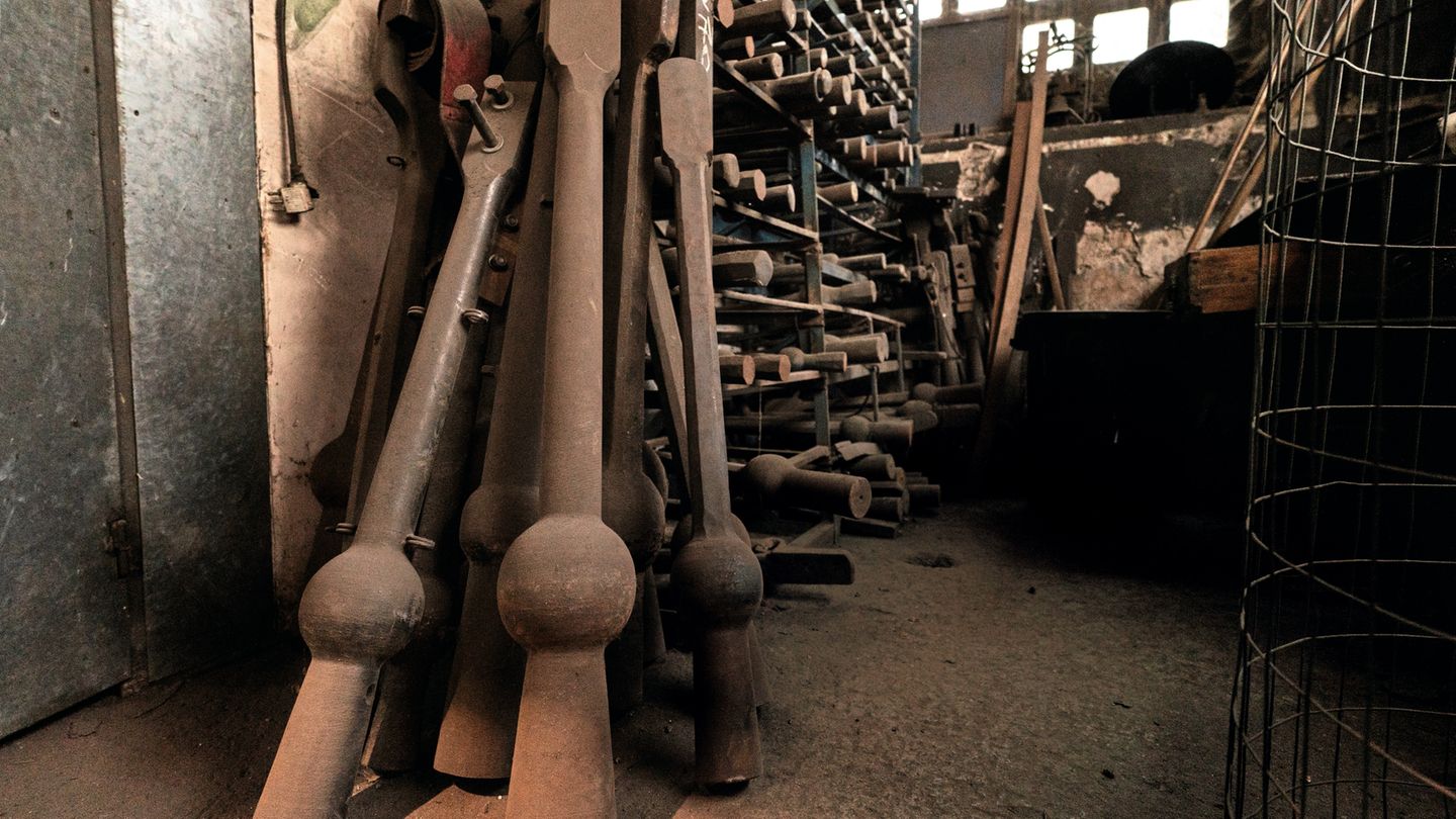 Familie Marinelli: Die Maße der Glocke bestimmen Form und Gewicht des Schlägels, der in ihr aufgehängt wird. Vor allem in Kirchtürmen kommen beim Geläut meist mehrere Glocken zum Einsatz. Deren Töne sind nach musikalischen Akkorden aufeinander abgestimmt oder auch nach der Melodie eines Kirchenliedes. Die Maße der Glocke bestimmen Form und Gewicht des Schlägels, der in ihr aufgehängt wird. Vor allem in Kirchtürmen kommen beim Geläut meist mehrere Glocken zum Einsatz. Deren Töne sind nach musikalischen Akkorden aufeinander abgestimmt oder auch nach der Melodie eines Kirchenliedes.