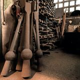 Die Maße der Glocke bestimmen Form und Gewicht des Schlägels, der in ihr aufgehängt wird. Vor allem in Kirchtürmen kommen beim Geläut meist mehrere Glocken zum Einsatz. Deren Töne sind nach musikalischen Akkorden aufeinander abgestimmt oder auch nach der Melodie eines Kirchenliedes.