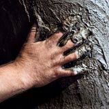 Hier wird Handwerk zur sinnlichen Tat. Was auf den ersten Blick grob wirkt, dient höchster Präzision. Denn von der Genauigkeit der Form und von ihrer Standfestigkeit beim Guss hängt ab, wie harmonisch die Glocke einmal klingt.