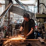 Nicht nur Ornamente schmücken eine Glocke. Oft werden Inschriften angebracht, die beschreiben, wem sie geweiht ist, auf welchen Stifter sie zurückgeht und wann sie gegossen wurde. Übernatürliche Wünsche gibt es auch. So soll etwa die Erfurter "Gloriosa" Blitze und böse Geister fernhalten.