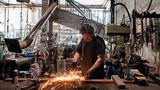 Nicht nur Ornamente schmücken eine Glocke. Oft werden Inschriften angebracht, die beschreiben, wem sie geweiht ist, auf welchen Stifter sie zurückgeht und wann sie gegossen wurde. Übernatürliche Wünsche gibt es auch. So soll etwa die Erfurter "Gloriosa" Blitze und böse Geister fernhalten.
