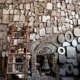 Ob Jesus, Maria oder einer von Tausenden Heiligen – zum Einzelstück wird die Glocke nicht nur durch ihren ganz eigenen Ton, sondern auch durch ikonografische Darstellungen und Ornamente von der Haube bis zum Schlag