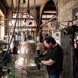 Computer oder elektronische Hilfsmittel gibt es in der Gießerei nicht. Jede Glocke wird von der Konstruktion bis zum letzten Feinschliff von Hand gefertigt. So prüft auch Graveur Vittorio Lemme allein mit dem Auge und langer Erfahrung, ob das Zierwerk vollendet ist oder noch eine Nachbesserung braucht.