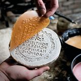 Paola Patriarca Marinelli, Armandos Frau, ist die Künstlerin der Gießerei. Auch das Siegel mit den gekreuzten Schlüsseln Petri unter der Papstkrone wird in Wachs gefertigt.