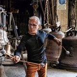 Nicht alle, die sich für die Schöpfungen aus dem Hause Marinelli interessieren, stammen aus der Kirche. Hier testet der Komponist und Perkussionist Giulio Costanzo einige Glocken für seine musikalischen Werke.