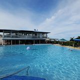 Cristal Ballena Hotel Resort & Spa  Eine ungewöhnliche Unterkunft auf Vier-Sterne-Niveau: Die zwölf Hektar große Hotelanlage liegt auf einem Hügel zwischen Pazifik und Regenwald bei Uvita de Osa und dem Parco Nacional Marino Ballena. Die 19 Suiten haben alle Meerblick und schnelles Wlan. Hinzu kommen zwei Adventure Lodges, ein riesiger Swimmingpool, ein Wellness-Bereich und ein tropischer Park mit majestätischen Fächerpalmen. Ein idealer Ausgangspunkt zur Vogelbeobachtung und für Whale-Watching-Touren.  Infos: www.cristal-ballena.com