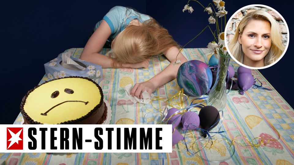 Trauriges Mädchen am Geburtstagstisch
