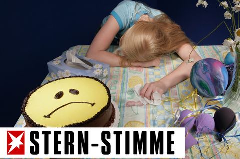 Trauriges Mädchen am Geburtstagstisch