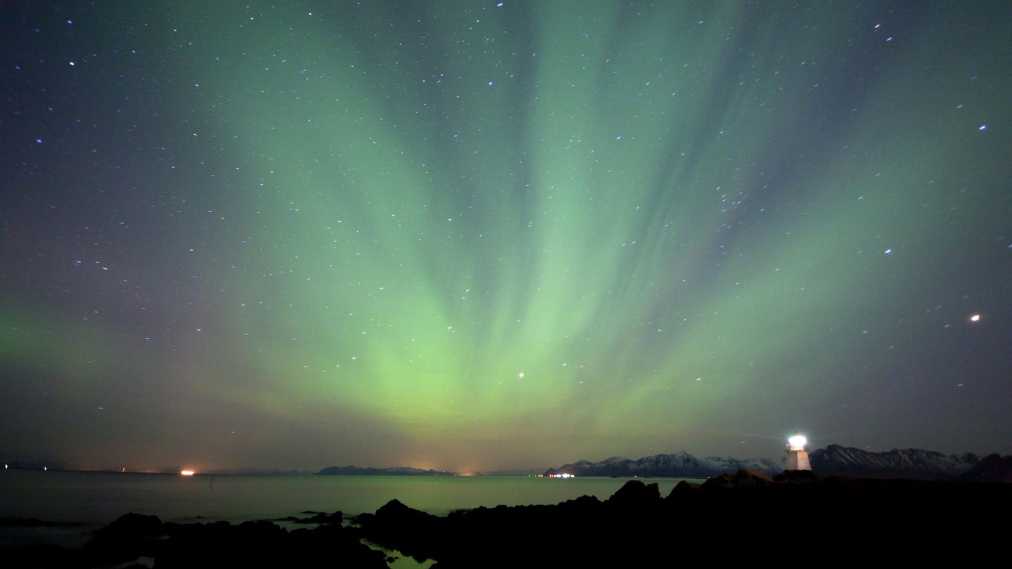 Wunderschönes Farbenspiel: Nordlichter bei Hov, Lofoten, Norwegen