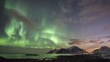 Wie wunderschön sich das Polarlicht über der Bergspitze verhält. Diese Aufnahme entstand auf Haukland, eine der Lofoten-Inseln.