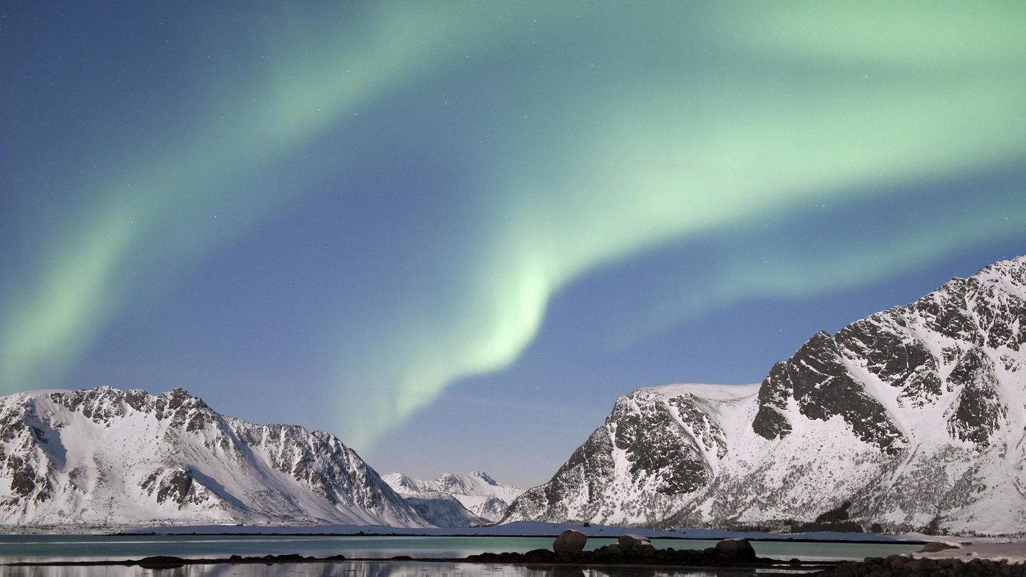 Diese Aufnahme stammt von der Insel Austvågøya mit Blick auf den Fjord Gimsøystraumen