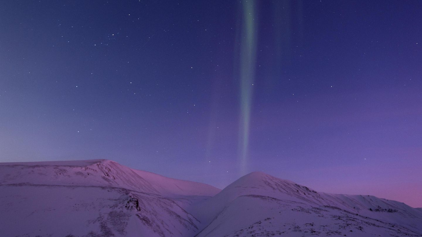 Wunderschönes Polarlicht in lila Abenddämmerung