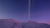 Wunderschönes Polarlicht in lila Abenddämmerung