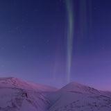 Wunderschönes Polarlicht in lila Abenddämmerung
