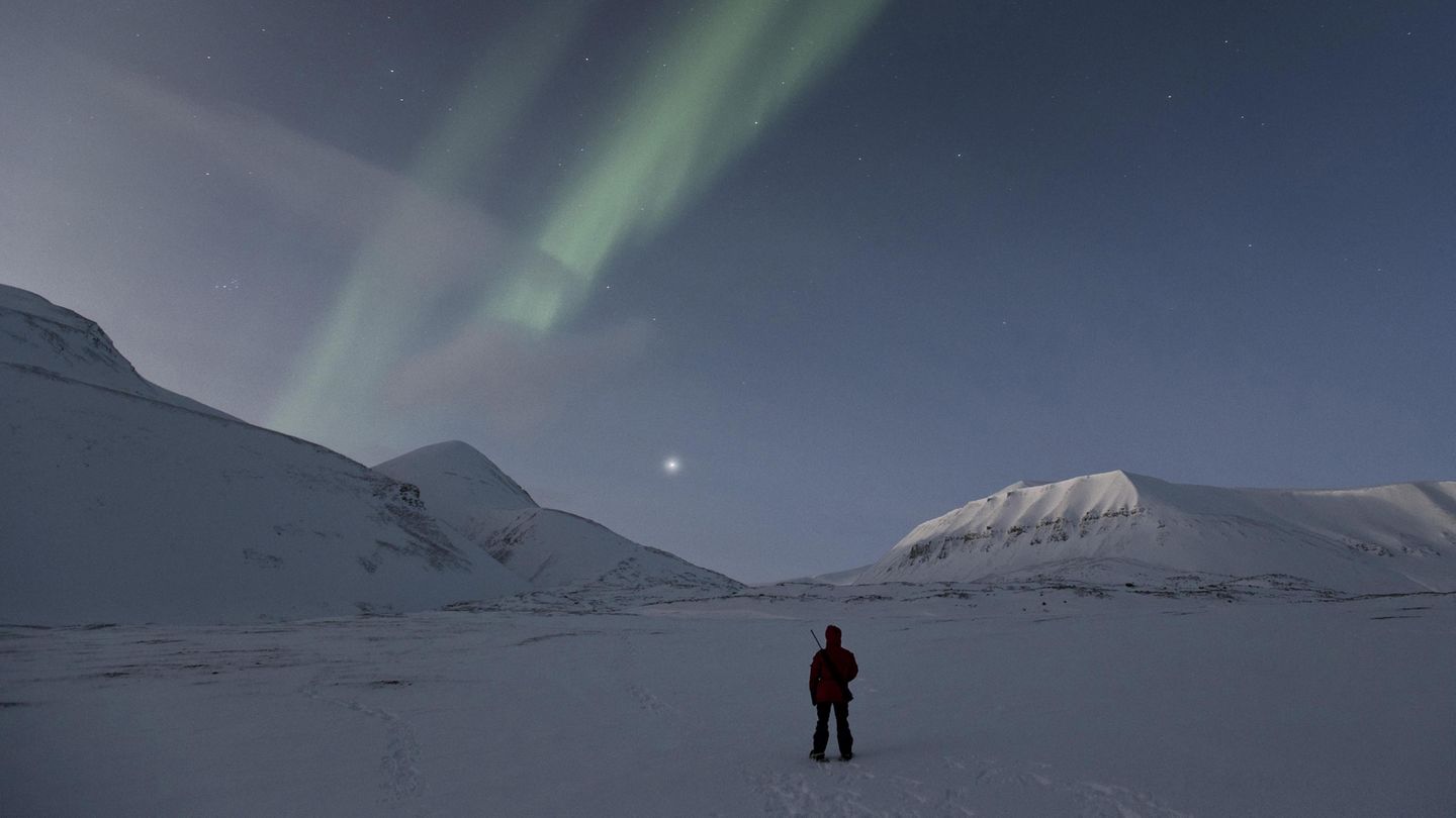 Ein Mann beobachtet den Himmel