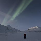 Ein Mann beobachtet den Himmel