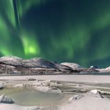 Der Himmel in tiefes Grün getaucht. So etwas sieht man nur, wenn Polarlicht-Saison ist.