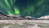Der Himmel in tiefes Grün getaucht. So etwas sieht man nur, wenn Polarlicht-Saison ist.