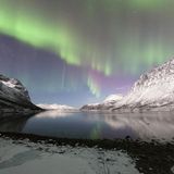 Dieses Polarlicht über dem Grotfjord zeigt sich in den schönsten Pastellfarben