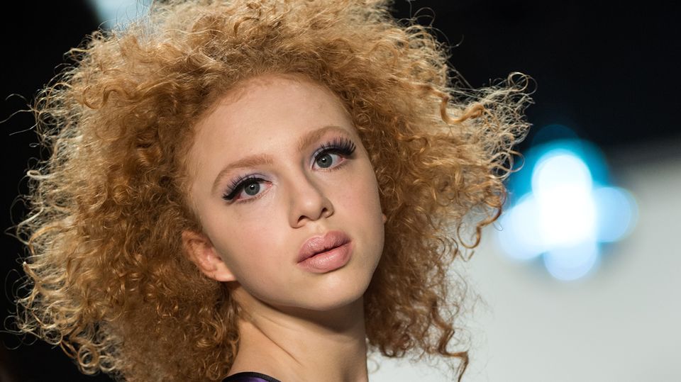 Anna Ermakova (18) schaut gezielt in die Kamera Anna Ermakova (18) schaut gezielt in die Kamera