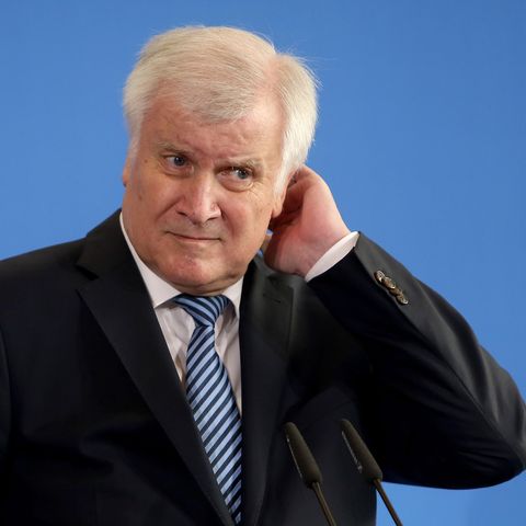 Horst Seehofer rechtfertigt die Versetzung von Hans-Georg Maaßen