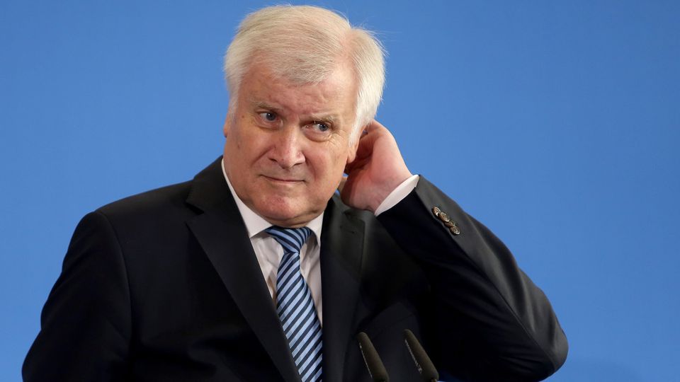 Horst Seehofer rechtfertigt die Versetzung von Hans-Georg Maaßen