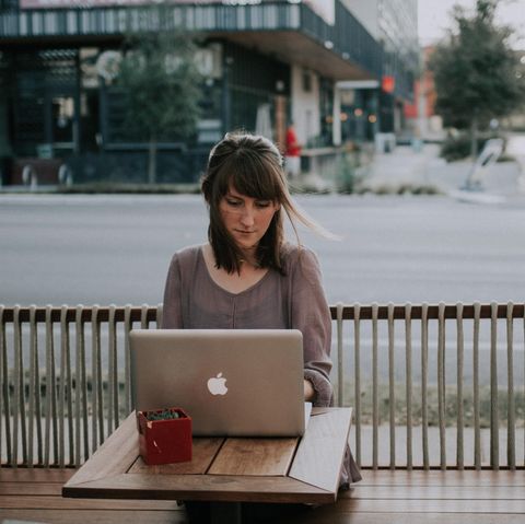 Frau sitzt am Laptop