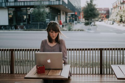 Frau sitzt am Laptop