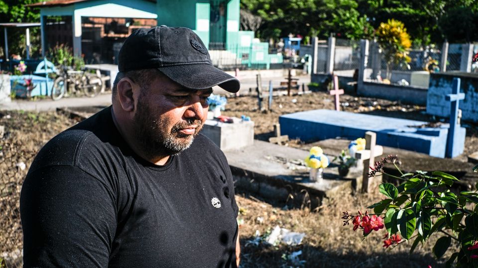 Die USA machte sie zu Illegalen: Vater Dìaz, 50, steht neben dem Grab von Angel in Potrerillos, der von einer der Gangs nach seiner Rückkehr ermordet wurde Vater Dìaz, 50, steht neben dem Grab von Angel in Potrerillos, der von einer der Gangs nach seiner Rückkehr ermordet wurde