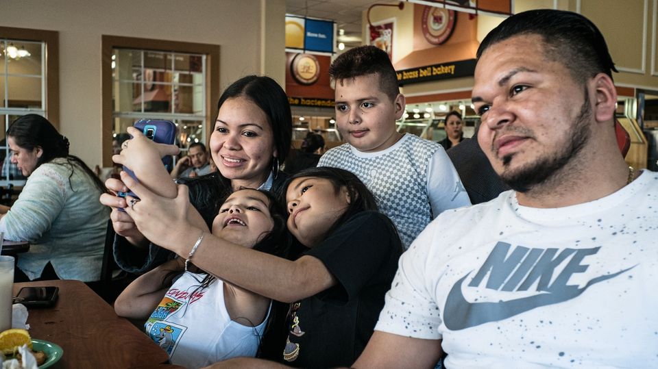 Die USA machte sie zu Illegalen: Oscar und seine Familie in einem Restaurant in Dallas, Texas. Er lebt in ständiger Angst vor den Behörden. Oscar und seine Familie in einem Restaurant in Dallas, Texas. Er lebt in ständiger Angst vor den Behörden.