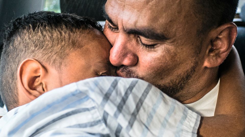 Die USA machte sie zu Illegalen: Luis, 33, herzt seinen Sohn auf dem Weg zurück vom Flughafen in Honduras. Er ist gerade aus den USA abgeschoben worden. Luis, 33, herzt seinen Sohn auf dem Weg zurück vom Flughafen in Honduras. Er ist gerade aus den USA abgeschoben worden.