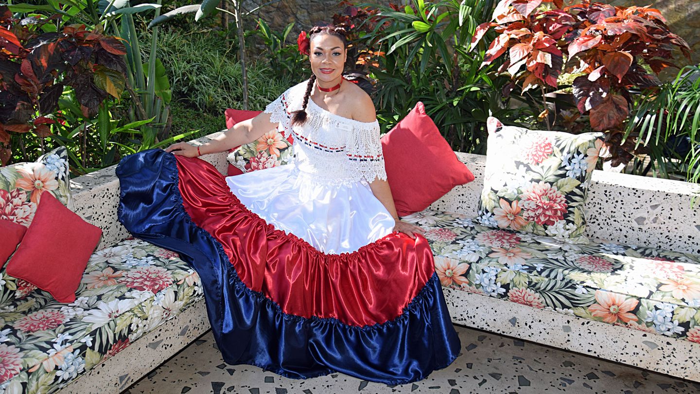 Feiertage  Aus festlichem Anlass am Unabhängigkeitstag hat sich diese Dame in den Nationalfarben gekleidet: Neujahr, Ostern und Weihnachten sind Feiertage sowie der 19. März (Día de San José), 11. April (Juan-Santamaría-Tag, Gedenktag der Schlacht von Rivas 1856), 1. Mai (Día del Trabajo), 25. Juli (Anexión de Guanacaste), 2. August (Virgen de los Ángeles, der Tag der Schutzheiligen des Landes), 15. August (Día de la Madre), 15. September (Día de la Independencia), 12. Oktober (Día de la Raza, der Kolumbustag), 2. November (Día de los Muertos) und 8. Dezember (Concepción Inmaculada).