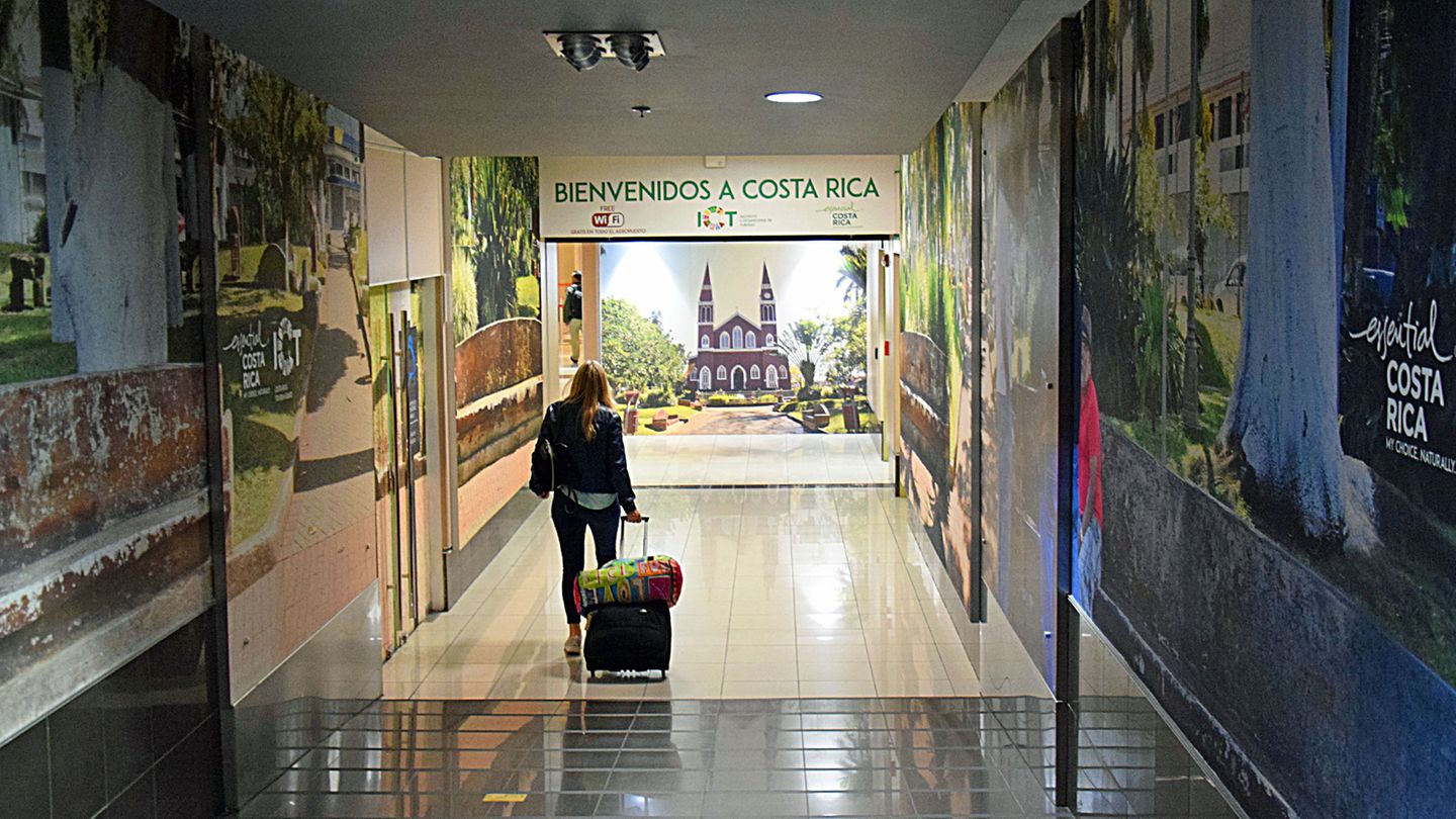 Anreise und Einreise   Costa Rica ist näher gerückt. Inzwischen gibt es viele Nonstop-Flüge aus Europa nach San José. Dadurch wird die Anreise bequemer als mit Umsteigen und Einreise an einem Airport in den USA. Lufthansa fliegt 2x wöchentlich ab Frankfurt in 12 Stunden nach SJO, so der Drei-Letter-Code des Juan Santamaría International Airport in San José. Weitere Verbindungen gibt es mit Edelweiss Air über Zürich und mit Air France/KLM und British Airways über deren Drehkreuze. Condor legt einen Zwischenstopp in Santo Domingo ein.  Zur Einreise genügt ein sechs Monate gültiger Reisepass. Die maximale Aufenthaltsdauer beträgt 90 Tage.