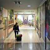Anreise und Einreise   Costa Rica ist näher gerückt. Inzwischen gibt es viele Nonstop-Flüge aus Europa nach San José. Dadurch wird die Anreise bequemer als mit Umsteigen und Einreise an einem Airport in den USA. Lufthansa fliegt 2x wöchentlich ab Frankfurt in 12 Stunden nach SJO, so der Drei-Letter-Code des Juan Santamaría International Airport in San José. Weitere Verbindungen gibt es mit Edelweiss Air über Zürich und mit Air France/KLM und British Airways über deren Drehkreuze. Condor legt einen Zwischenstopp in Santo Domingo ein.  Zur Einreise genügt ein sechs Monate gültiger Reisepass. Die maximale Aufenthaltsdauer beträgt 90 Tage.