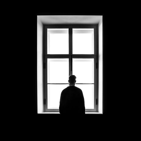 Ein Mann steht am Fenster