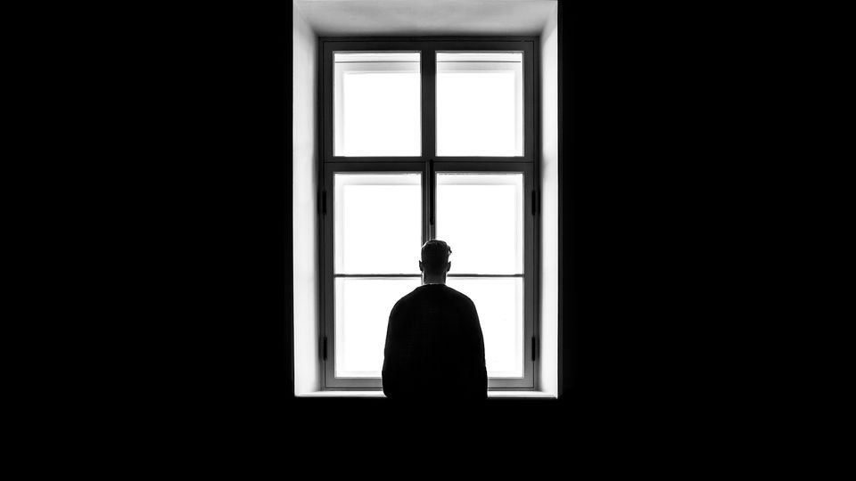 Ein Mann steht am Fenster