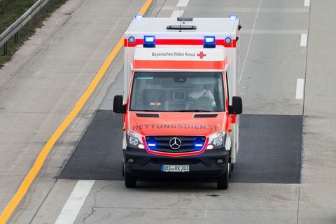 Ein Rettungswagen auf der Autobahn