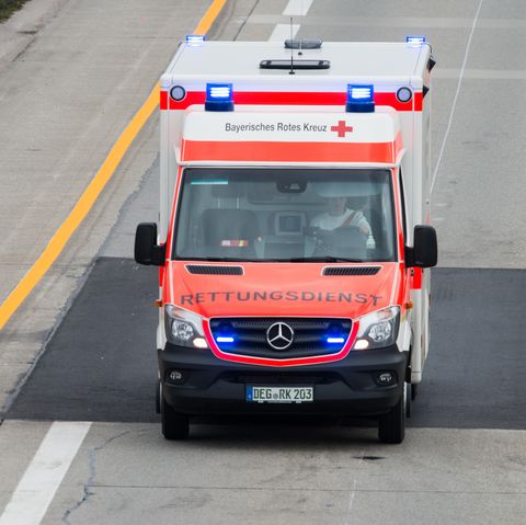 Ein Rettungswagen auf der Autobahn
