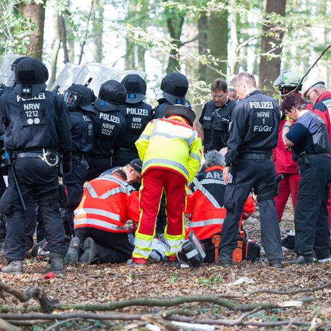 Notärzte versorgen einen Mann, der von einem Baumhaus im Hambacher Forst gefallen war. Er überlebte nicht.