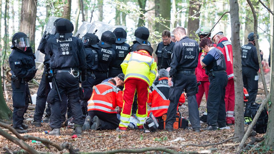 Notärzte versorgen einen Mann, der von einem Baumhaus im Hambacher Forst gefallen war. Er überlebte nicht. Notärzte versorgen einen Mann, der von einem Baumhaus im Hambacher Forst gefallen war. Er überlebte nicht.