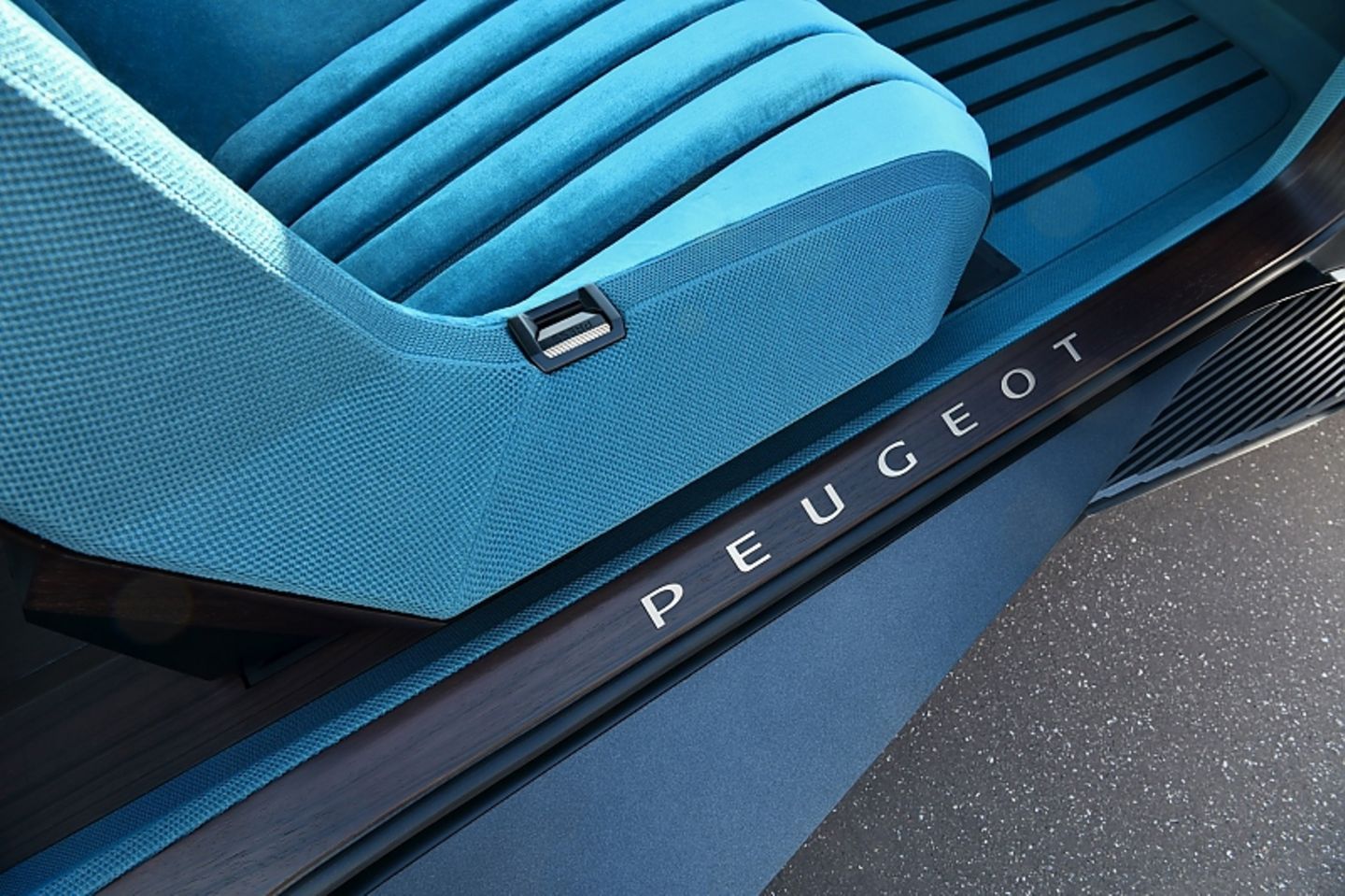 Peugeot e-Legend Concept 2018 - Flockvelours im Innern